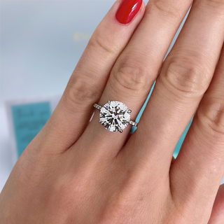 Luxurious 4.0 Ct Round Cut Engagement Ring