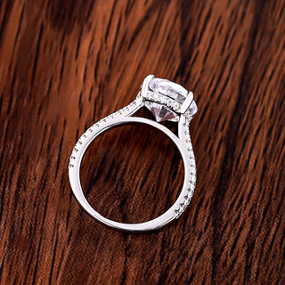 Luxurious 4.0 Ct Round Cut Engagement Ring