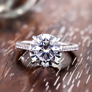 Luxurious 4.0 Ct Round Cut Engagement Ring